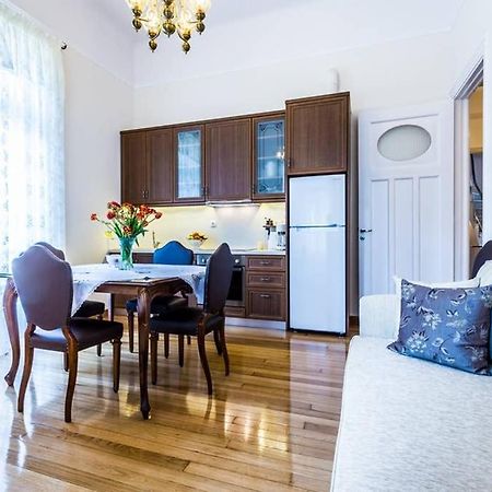 Neoclassical Apartment With 3 Bedrooms In Piraeus Buitenkant foto