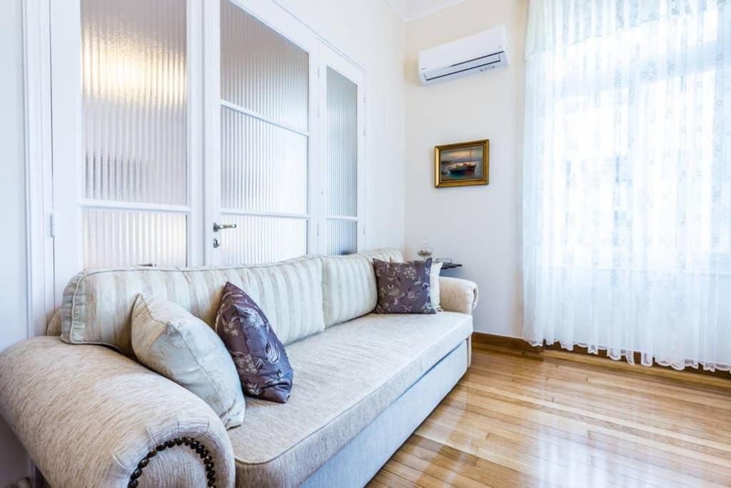 Neoclassical Apartment With 3 Bedrooms In Piraeus Buitenkant foto