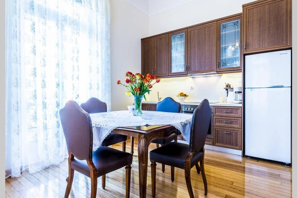 Neoclassical Apartment With 3 Bedrooms In Piraeus Buitenkant foto