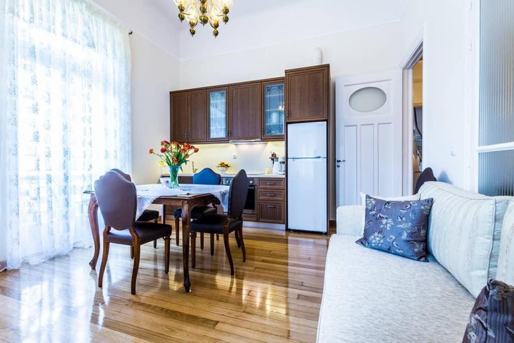 Neoclassical Apartment With 3 Bedrooms In Piraeus Buitenkant foto