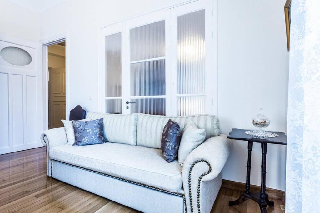 Neoclassical Apartment With 3 Bedrooms In Piraeus Buitenkant foto