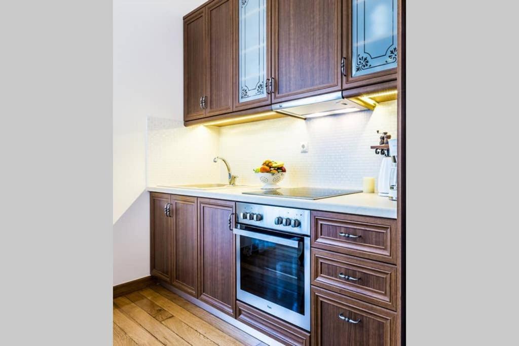 Neoclassical Apartment With 3 Bedrooms In Piraeus Buitenkant foto