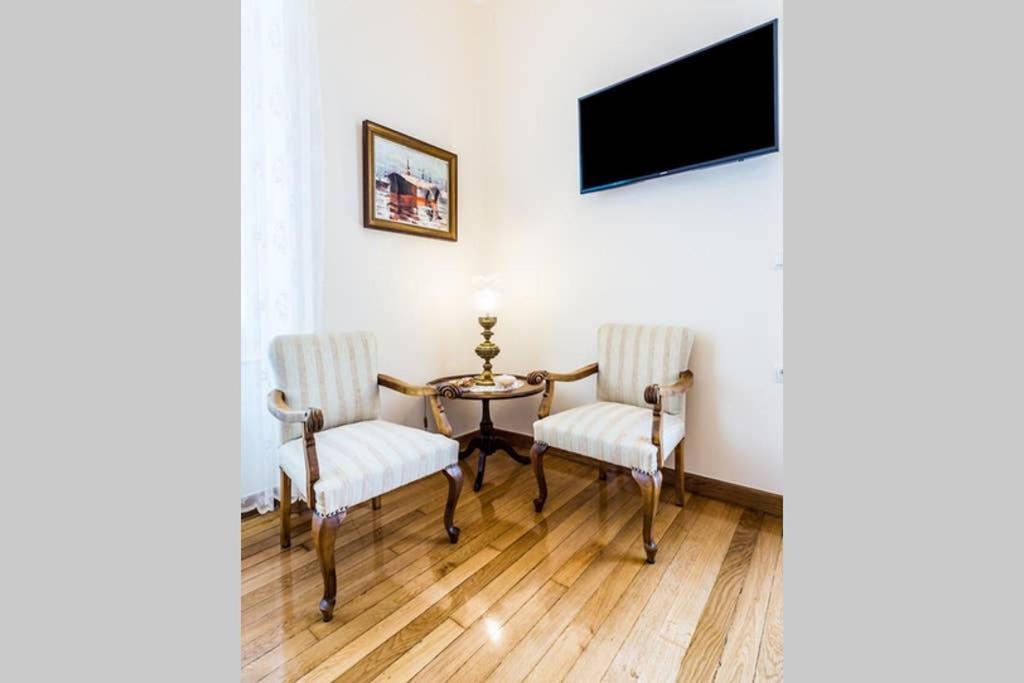 Neoclassical Apartment With 3 Bedrooms In Piraeus Buitenkant foto
