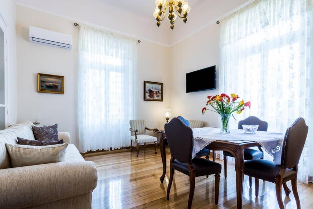 Neoclassical Apartment With 3 Bedrooms In Piraeus Buitenkant foto