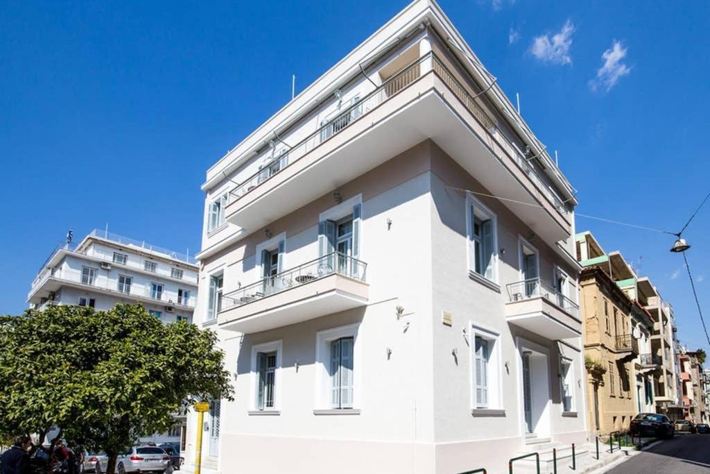 Neoclassical Apartment With 3 Bedrooms In Piraeus Buitenkant foto