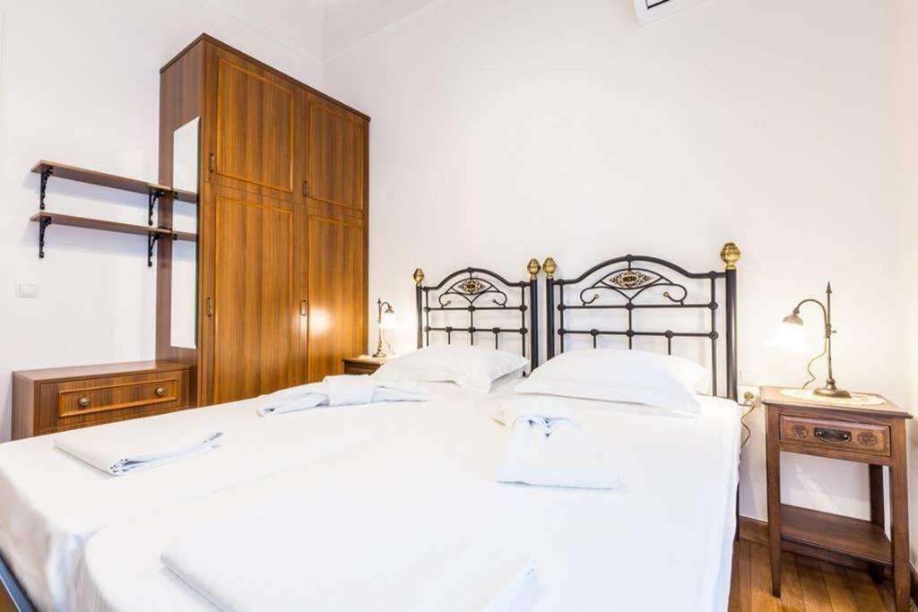 Neoclassical Apartment With 3 Bedrooms In Piraeus Buitenkant foto