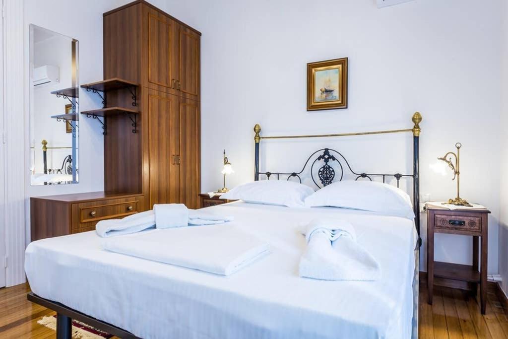 Neoclassical Apartment With 3 Bedrooms In Piraeus Buitenkant foto