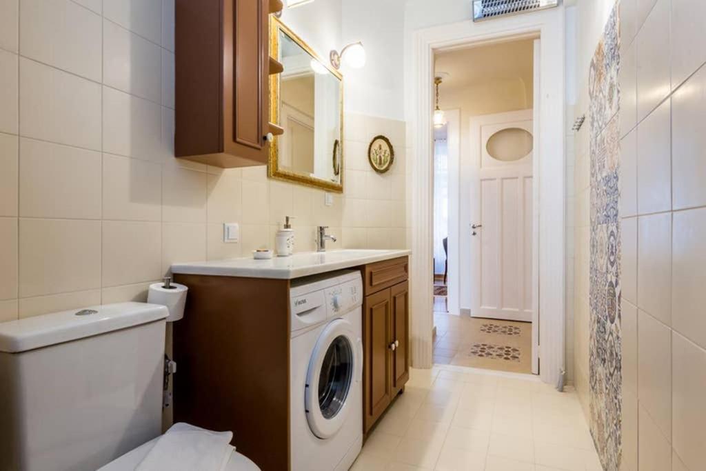 Neoclassical Apartment With 3 Bedrooms In Piraeus Buitenkant foto