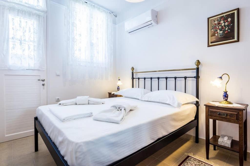 Neoclassical Apartment With 3 Bedrooms In Piraeus Buitenkant foto
