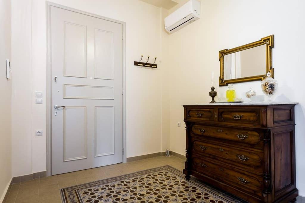 Neoclassical Apartment With 3 Bedrooms In Piraeus Buitenkant foto