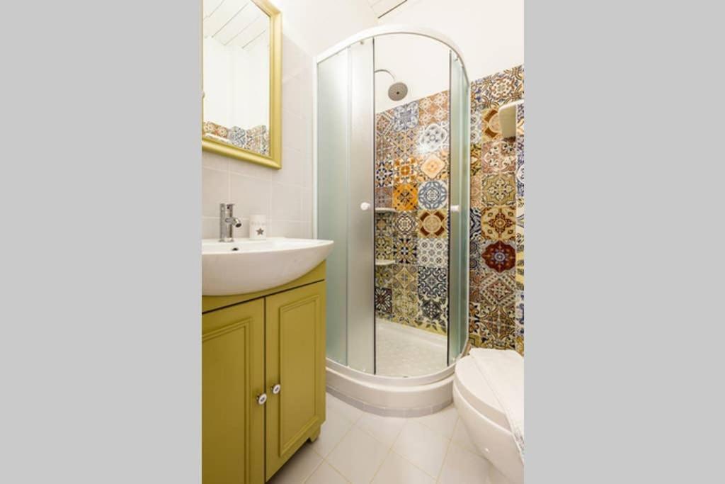 Neoclassical Apartment With 3 Bedrooms In Piraeus Buitenkant foto