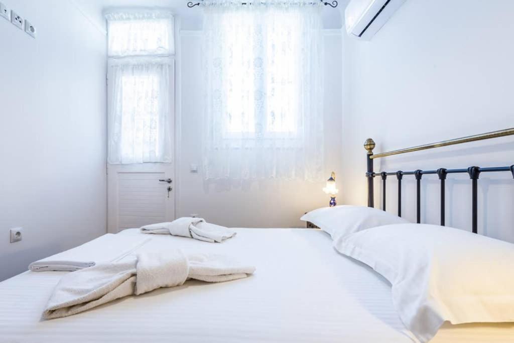 Neoclassical Apartment With 3 Bedrooms In Piraeus Buitenkant foto