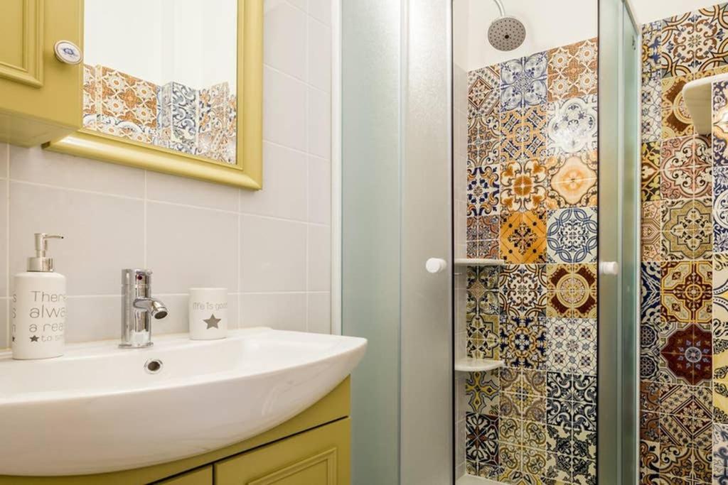 Neoclassical Apartment With 3 Bedrooms In Piraeus Buitenkant foto