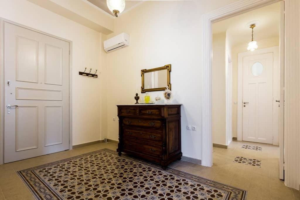Neoclassical Apartment With 3 Bedrooms In Piraeus Buitenkant foto