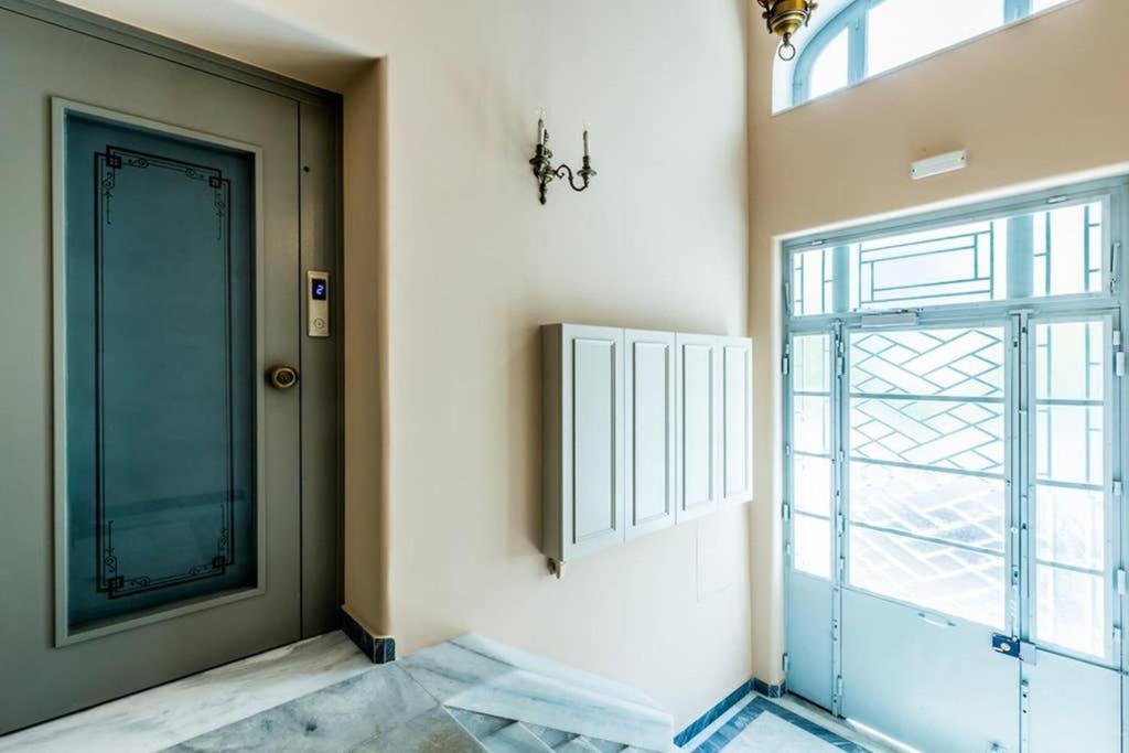 Neoclassical Apartment With 3 Bedrooms In Piraeus Buitenkant foto
