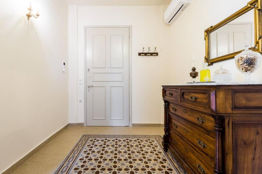 Neoclassical Apartment With 3 Bedrooms In Piraeus Buitenkant foto
