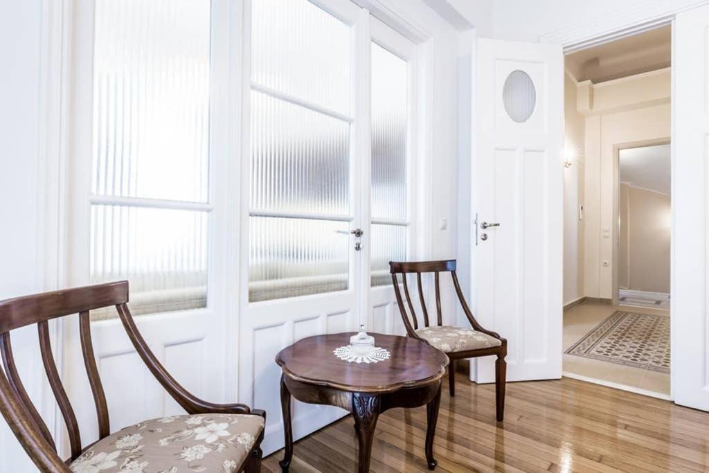 Neoclassical Apartment With 3 Bedrooms In Piraeus Buitenkant foto