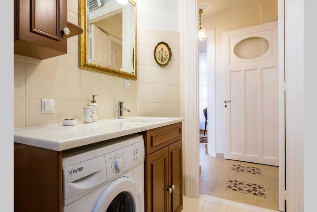 Neoclassical Apartment With 3 Bedrooms In Piraeus Buitenkant foto