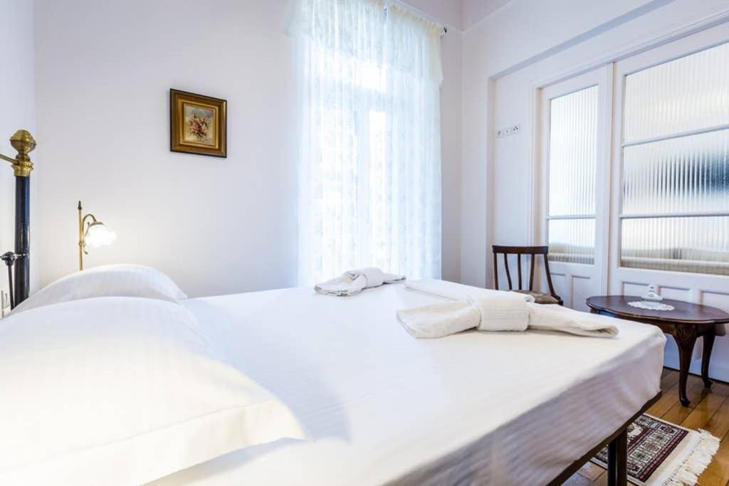 Neoclassical Apartment With 3 Bedrooms In Piraeus Buitenkant foto